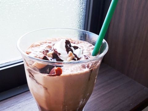 チョコとナッツのフラペチーノ